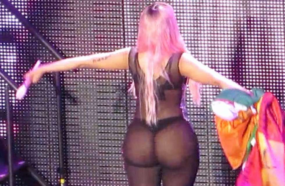 Nicki Minaj hot boobs