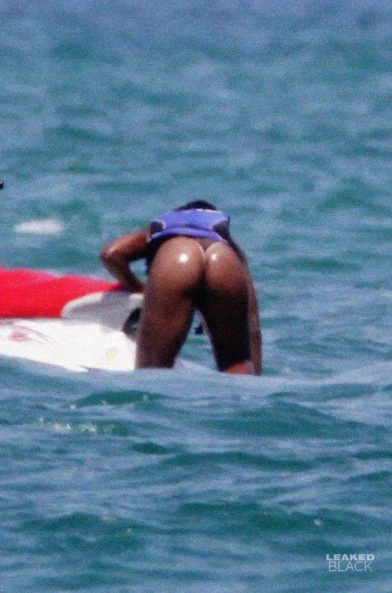 Serena Williams bent over bare butt