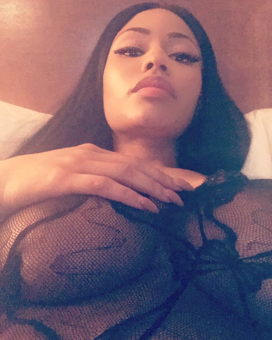 Nicki Minaj big boobs selfie