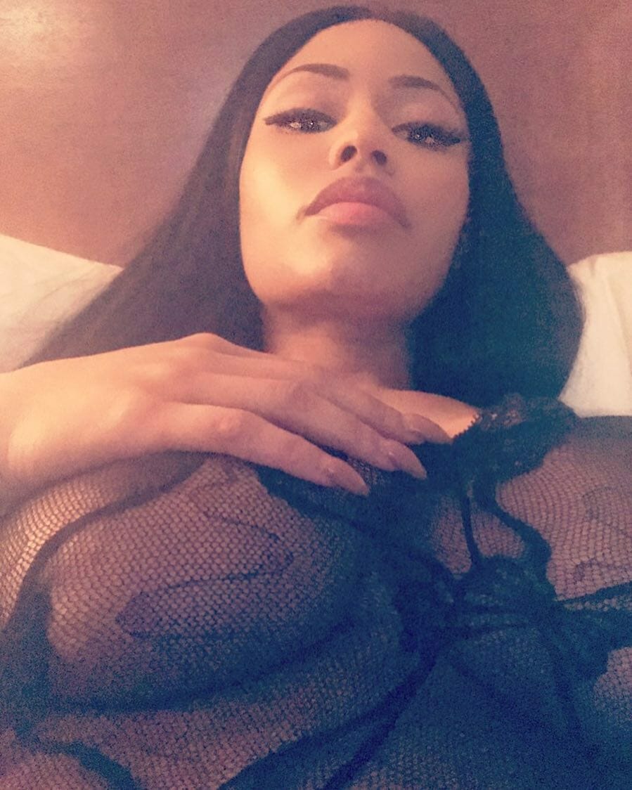 Nicki Minaj sexy selfie