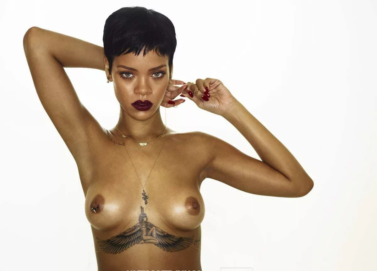 Rihanna nude in Unapologetic album (1)